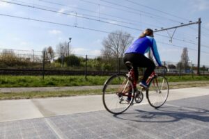 Foto: Päikeseelektrit tootva kattega rattatee Hollandis